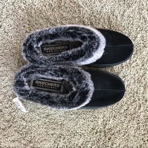Black with gray Faux fur Skecher slide on shoes clogs